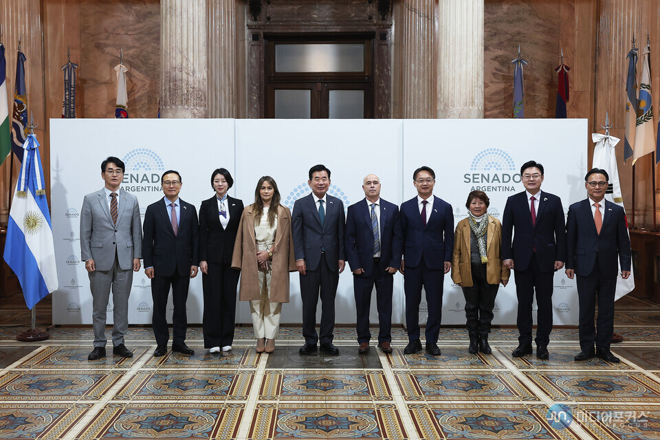 김진표 국회의장과 의원단이 아르헨티나 상원 의원들과 기념촬영을 하고 있다. 좌측부터 박용진·홍영표·배현진 의원, 소니아 로하스 상원의원, 김진표 국회의장, 바르톨로메 압달라 상원 임시의장, 조해진 의원, 빌마 베니아 상원의원, 김성원 의원, 이용수 주아르헨티나 대사.(국회) 김진표 국회의장과 의원단이 아르헨티나 상원 의원들과 기념촬영을 하고 있다. 좌측부터 박용진·홍영표·배현진 의원, 소니아 로하스 상원의원, 김진표 국회의장, 바르톨로메 압달라 상원 임시의장, 조해진 의원, 빌마 베니아 상원의원, 김성원 의원, 이용수 주아르헨티나 대사.(국회)