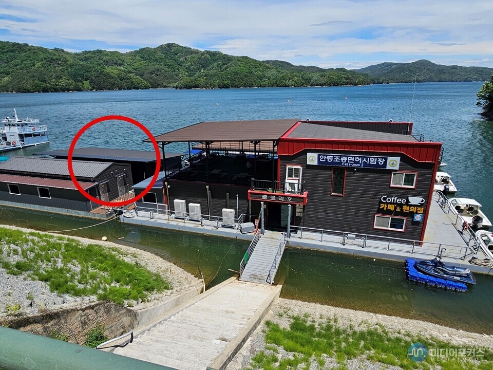 불법 시설물 철거 전 모습(김병호 논설주간) 불법 시설물 철거 전 모습(김병호 논설주간)
