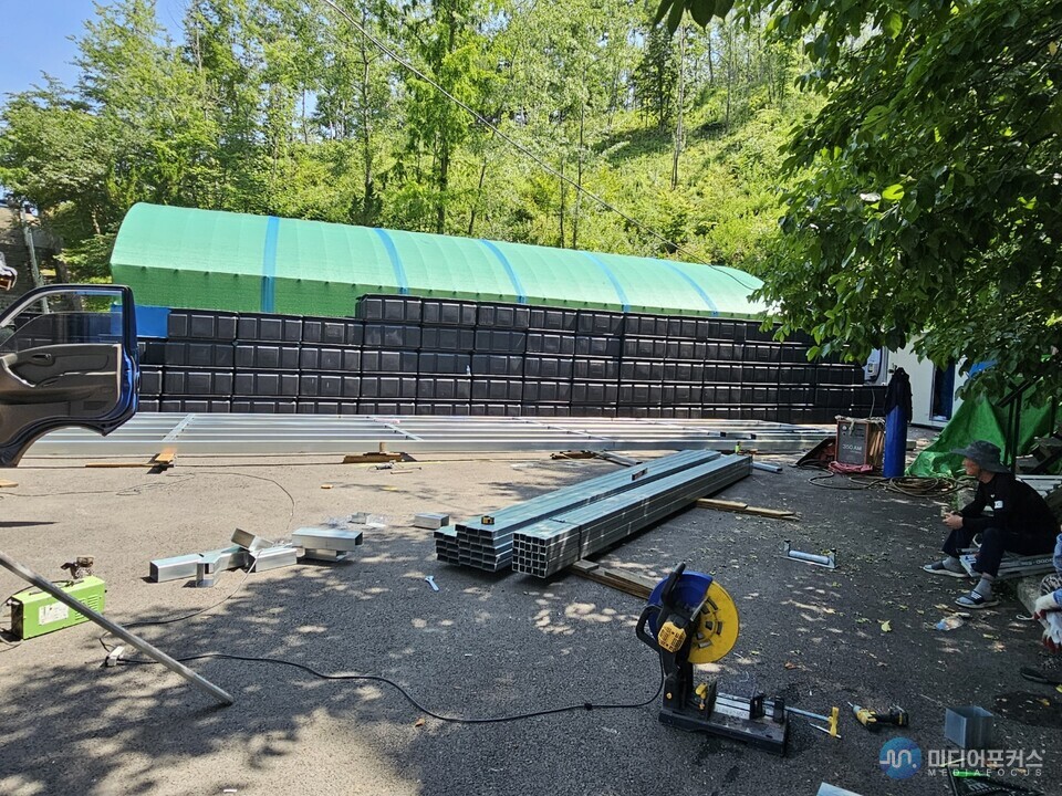 불법 시설물 철거 후 재시공 하기 위해 철재를 작업하고 있는 모습(김병호 논설주간) 불법 시설물 철거 후 재시공 하기 위해 철재를 작업하고 있는 모습(김병호 논설주간)