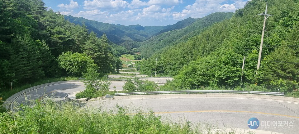 덕산기를 가기위해 넘은 문치재, 구불구불한 길이 롱보드 최고의 코스로 알려지면서 많은 관광객들이 찾고 있다. (김진 기자) 덕산기를 가기위해 넘은 문치재, 구불구불한 길이 롱보드 최고의 코스로 알려지면서 많은 관광객들이 찾고 있다. (김진 기자)