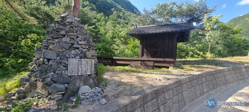 덕산기 마을 입구 서낭당, 매년 음력 정월 초닷세에 마을 주민들이 모여 제사를 지낸다고 한다.(김진 기자) 덕산기 마을 입구 서낭당, 매년 음력 정월 초닷세에 마을 주민들이 모여 제사를 지낸다고 한다.(김진 기자)